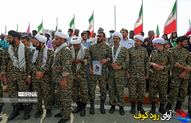 روحانیون با لباس نظامی پلنگی به استقبال امام آفریقا رفتند
